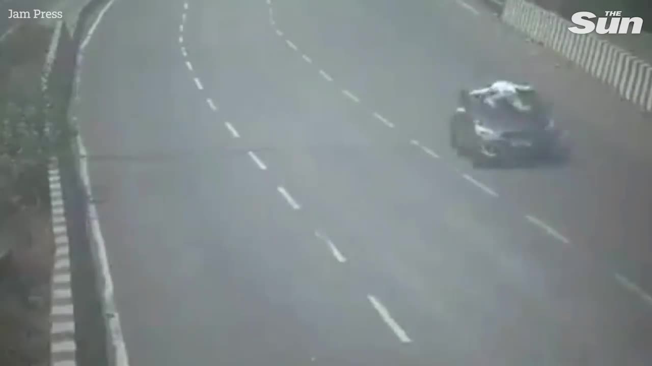 Video - Clip: Kinh hoàng hình ảnh cảnh sát bám vào nắp capo chiếc ô tô chạy tốc độ cao (Hình 2).