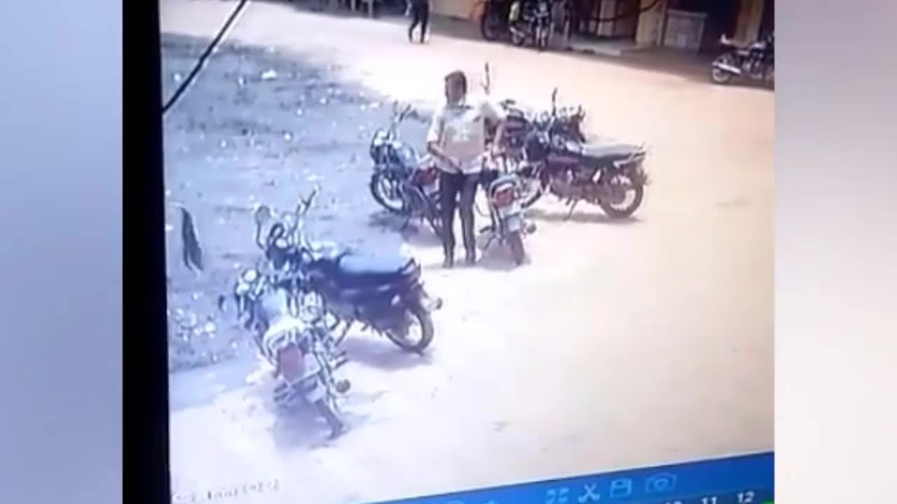 Video - Clip: Người đàn ông bị 'bò điên' tấn công kinh hoàng trên phố