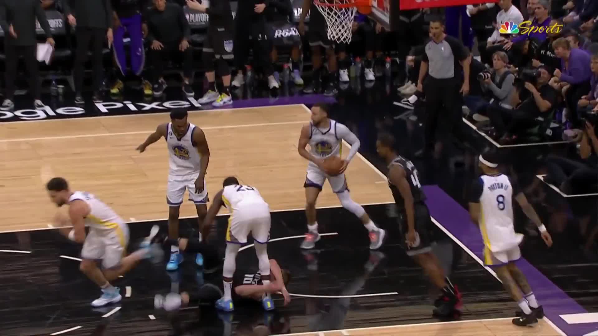 Video - Clip: Kinh hoàng hình ảnh cầu thủ bóng rổ bị đối thủ giẫm lên ngực