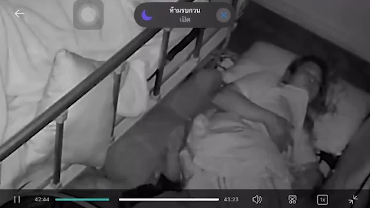 Video - Clip: Rằn bò vào giường 'ngủ chung' với cô gái và cái kết thót tim