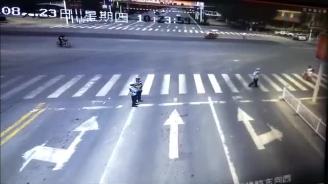 Video - Clip: Lên cơn đau tim, tài xế xe ba bánh tông cảnh sát văng xuống đường