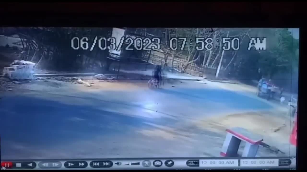 Video - Clip: Kinh hoàng cảnh xe công nông mất lái tông trúng bé gái đi học về