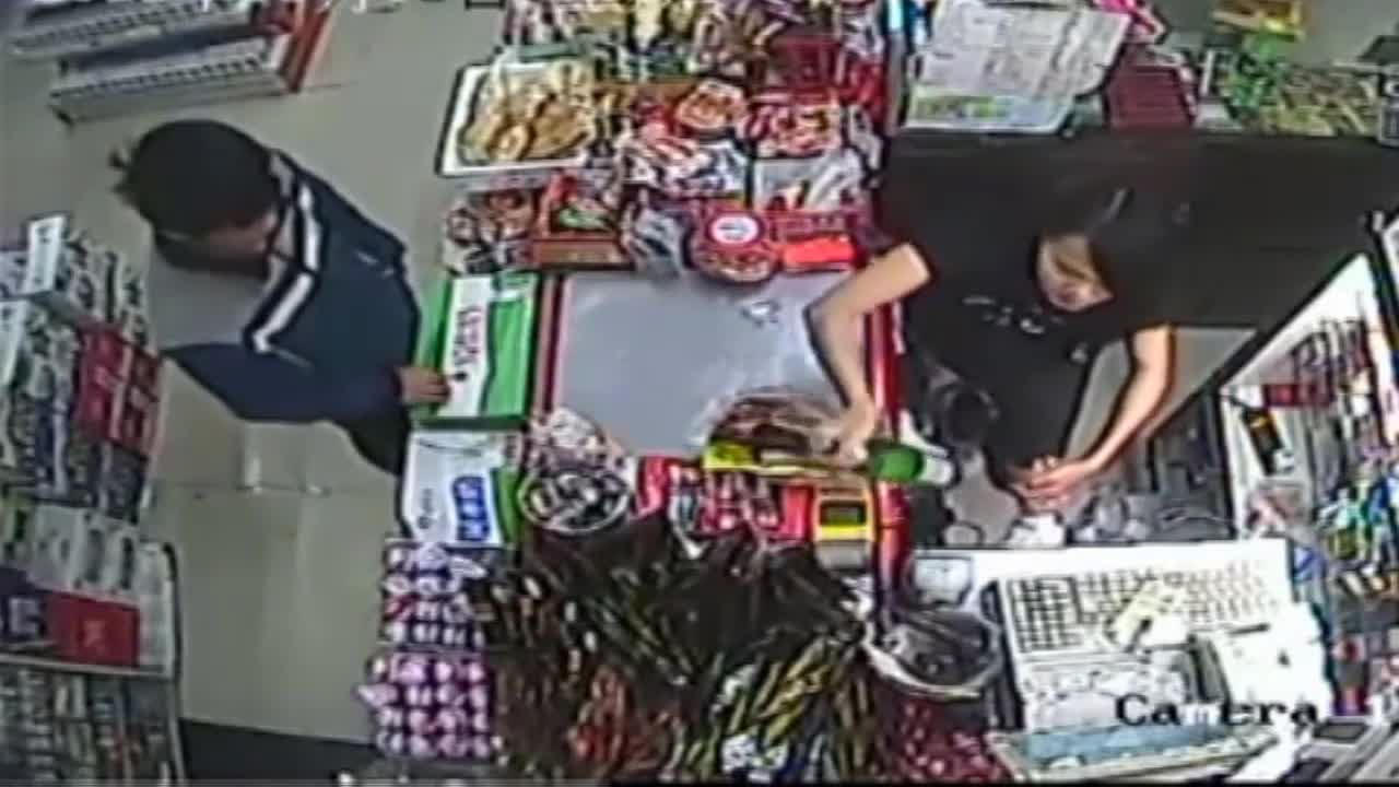 Video - Clip: Vờ mua hàng, tên cướp đập chai bia vào đầu thu ngân cướp tiền