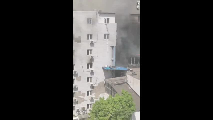 Video - Clip: Cháy bệnh viện ở Bắc Kinh, các nạn nhân tìm đường thoát thân (Hình 2).