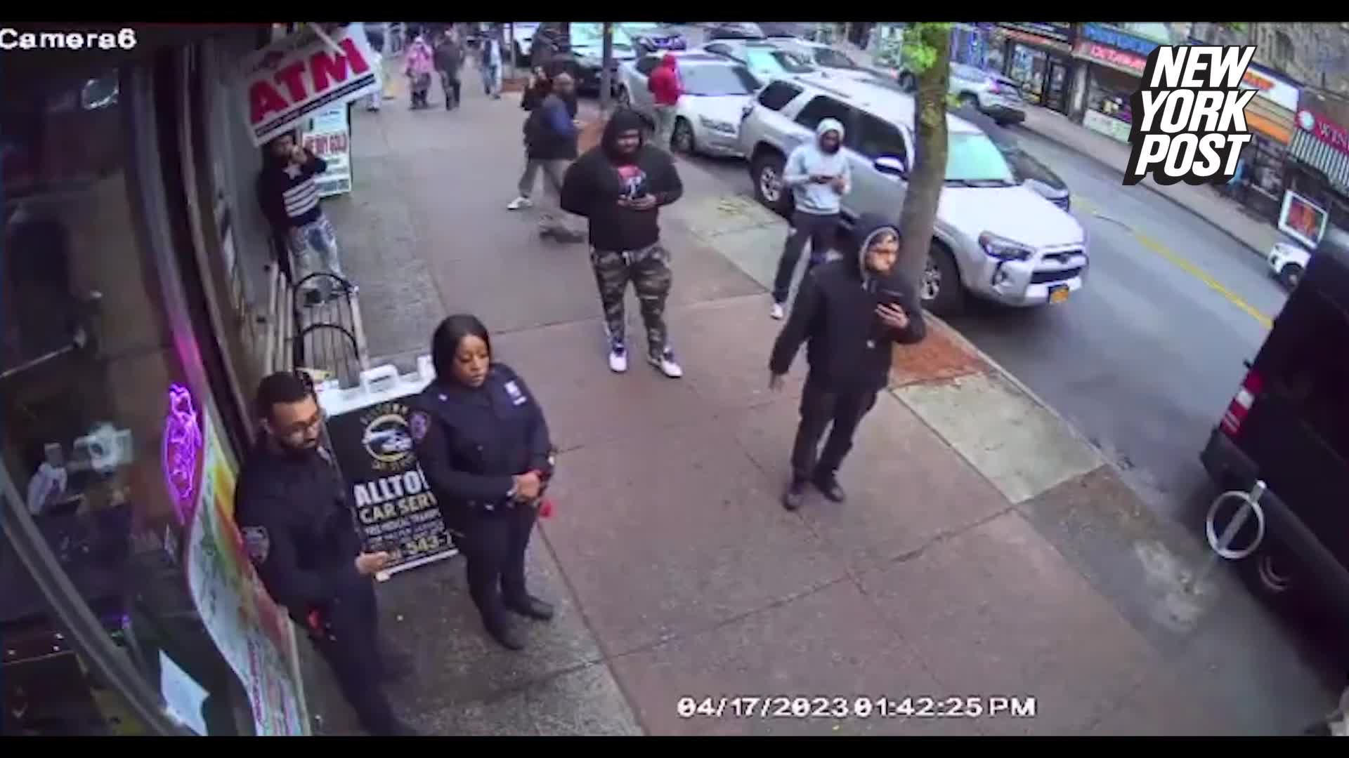 Video - Clip: Nữ cảnh sát bị đối tượng lạ mặt tấn công giữa đường phố gây sốc