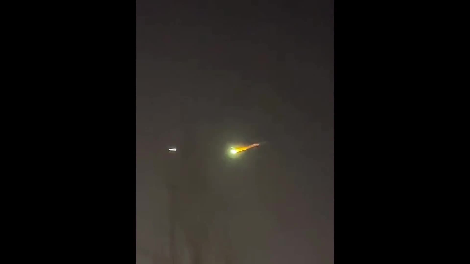 Video - Clip: Vệt sáng bí ẩn trên bầu trời Trung Quốc, giới chuyên gia nói gì? (Hình 2).