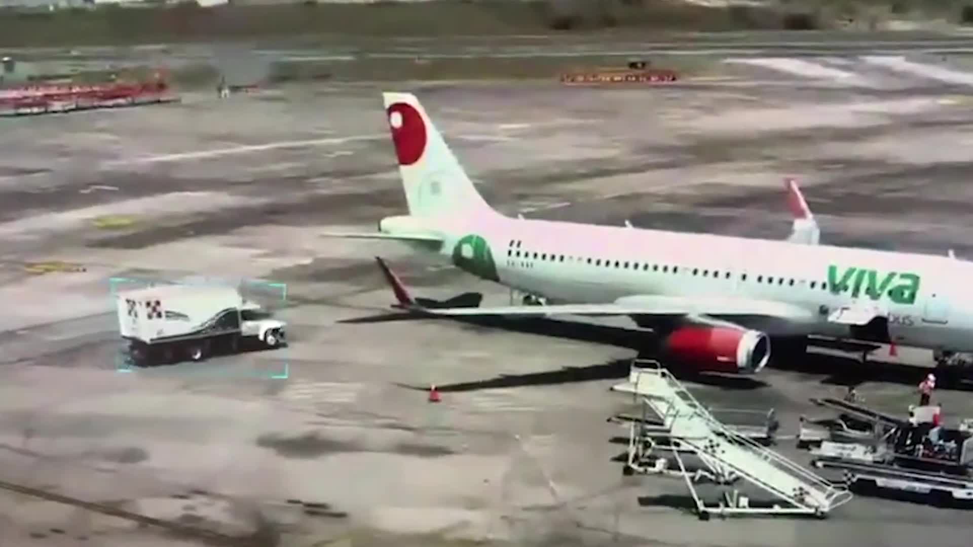 Video - Clip: Máy bay bị xe tải chở đồ ăn đâm trúng vào đuôi ở sân bay