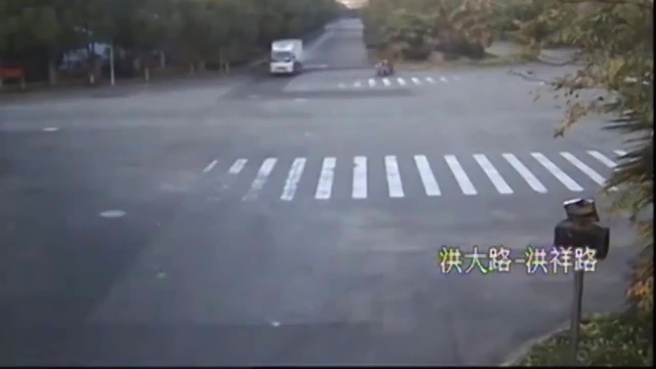 Video - Clip: Va chạm kinh hoàng, người phụ nữ văng ra khỏi xe tải
