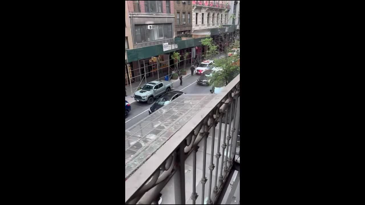 Video - Clip lái xe đâm xuyên qua nhà ăn ngoài trời để chạy trốn cảnh sát