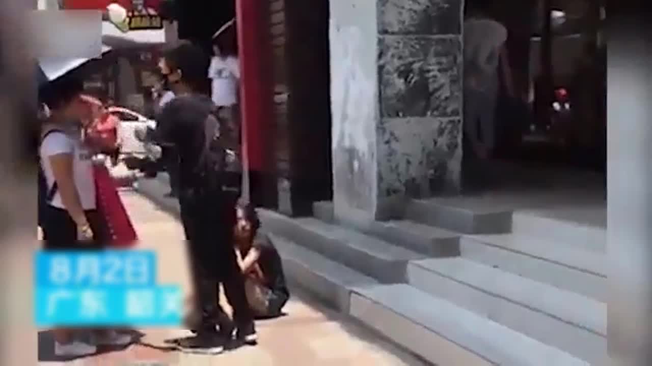 Video - Clip: Nam thanh niên 'tung cước' đá thẳng vào mặt bạn gái trên phố