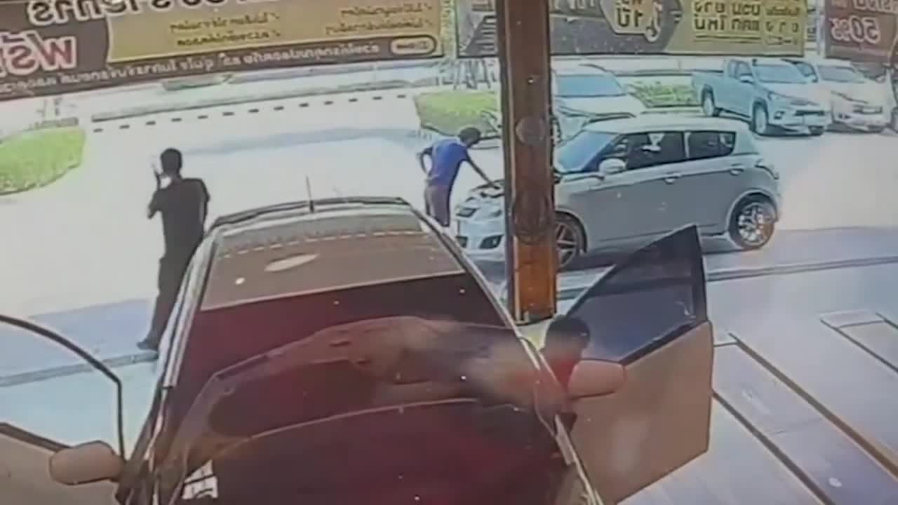 Video - Clip: Máy nén khí ô tô phát nổ kinh hoàng, bắn thẳng vào mặt tài xế