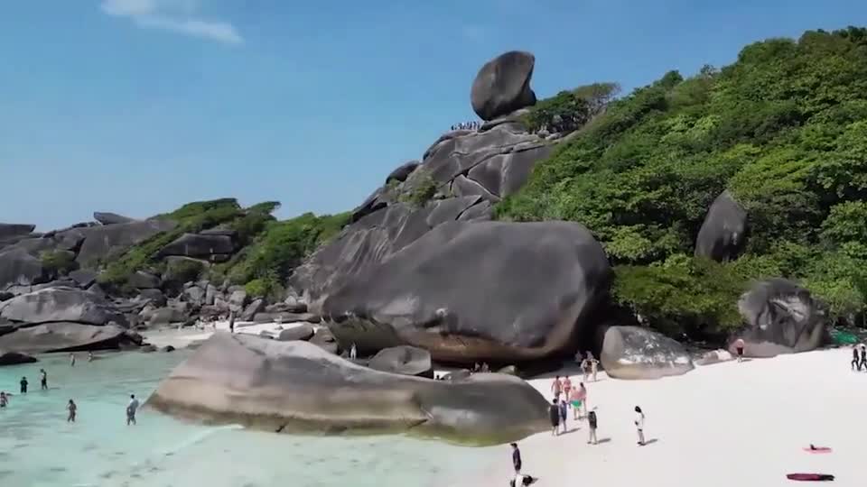 Video - Clip: Tảng đá kỳ lạ thu hút du khách tại Thái Lan