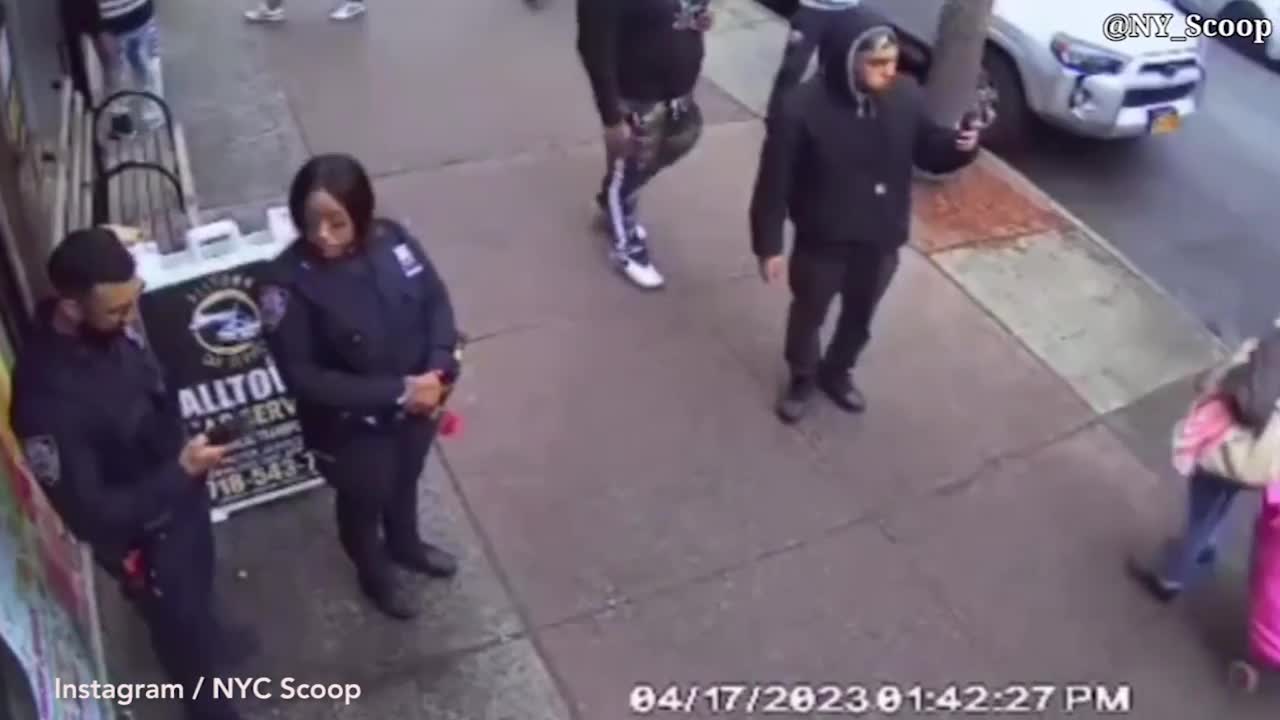 Video - Clip: Nữ cảnh sát bị gã đàn ông cầm chai thủy tinh tấn công dã man