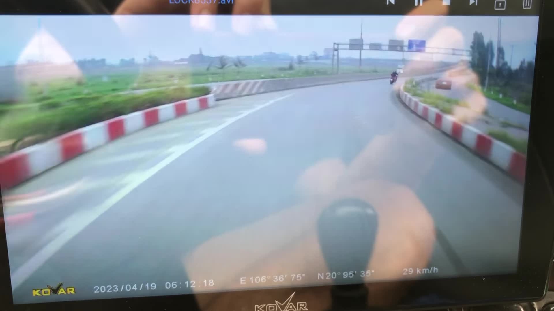 Video - Clip: Ôm cua tốc độ cao, người đàn ông tông trúng dải phân cách