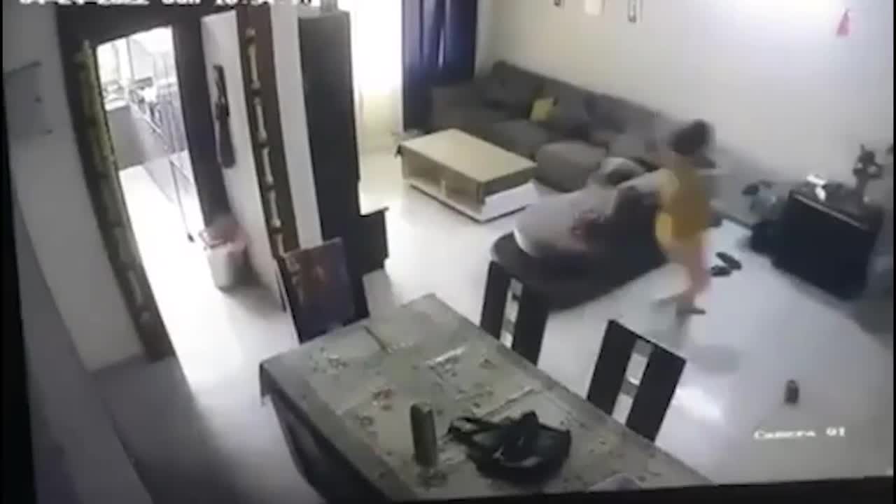 Video - Clip: Người đàn ông bị vợ rượt đuổi, đánh đập dã man ngay trong nhà
