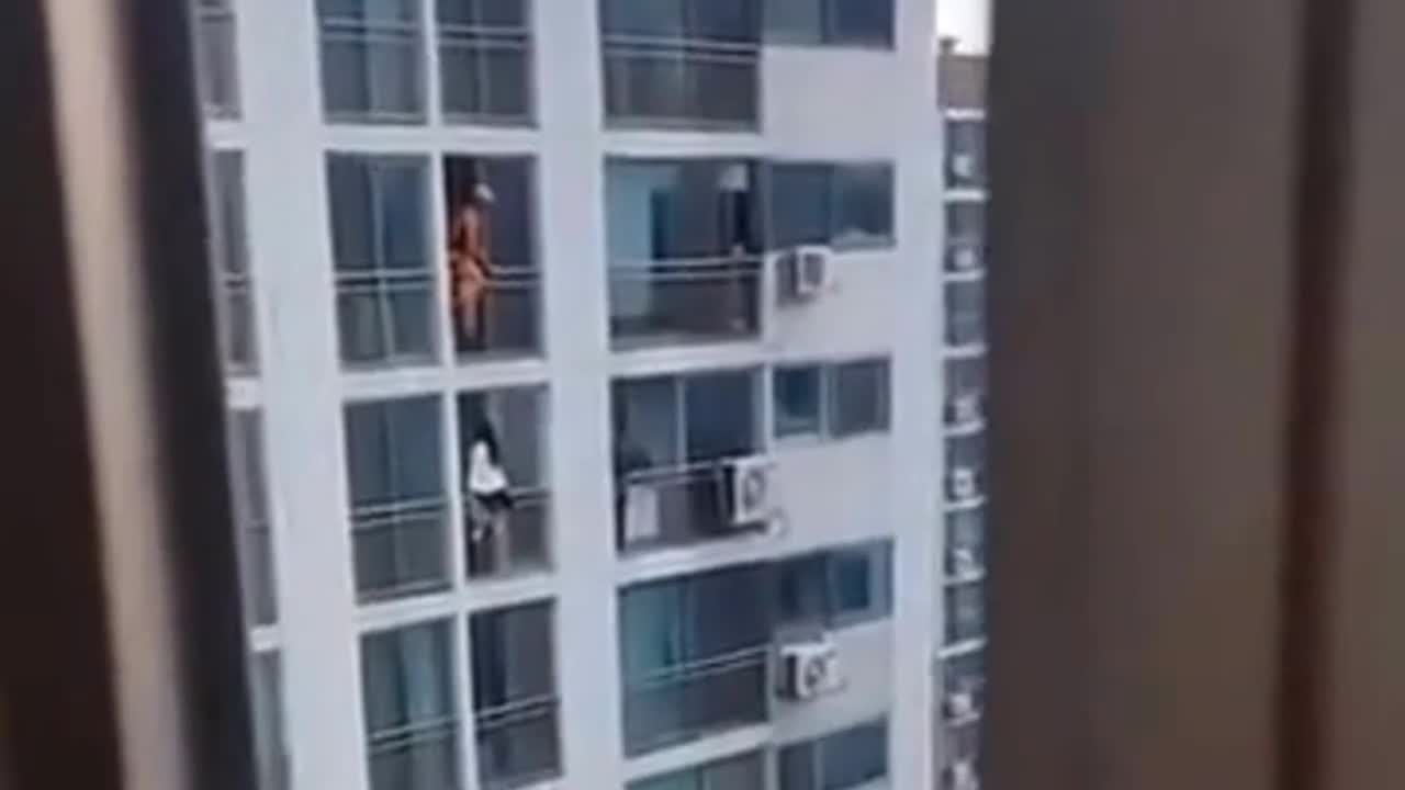 Video - Clip: Lính cứu hỏa 'tung cước' giải cứu cô gái định nhảy lầu tự tử