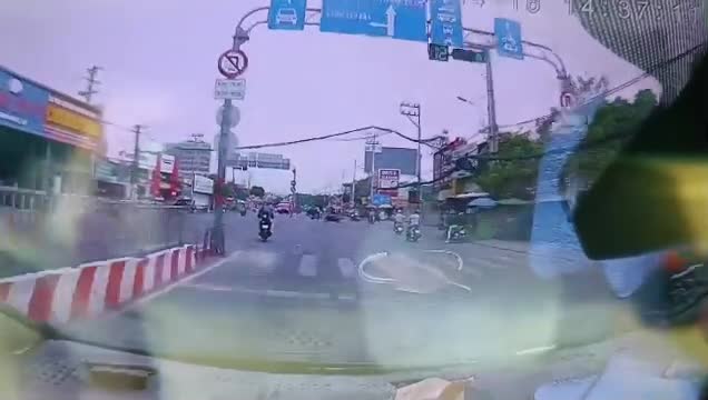 Video - Clip: Người đàn ông bị cướp táo tợn giật dây chuyền ngay giữa phố
