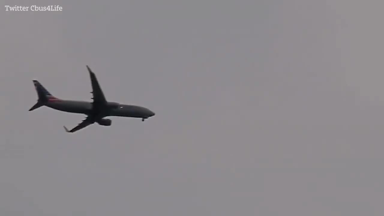Video - Clip: Đâm phải chim, động cơ máy bay bốc cháy giữa không trung