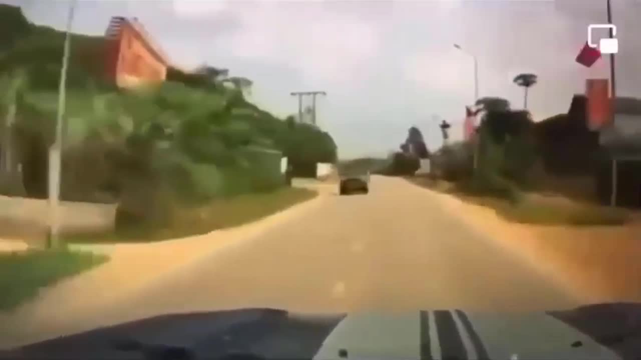 Video - Clip: Chạy lấn làn, ô tô tông trực diện xe máy khiến 2 người tử vong