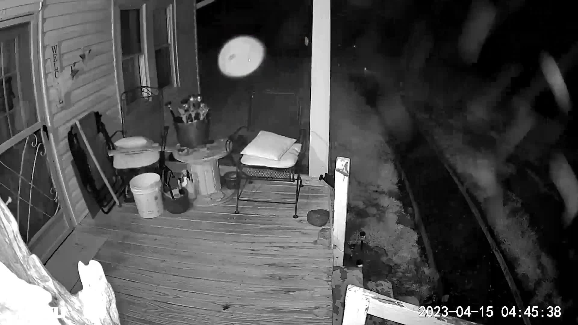 Video - Clip: Camera an ninh quay được vật thể hình cầu kỳ lạ lơ lửng trước hiên nhà