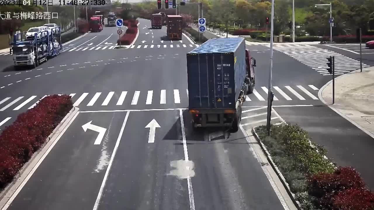 Video - Clip: Container lật nghiêng giữa ngã tư, suýt đè trúng 3 ô tô