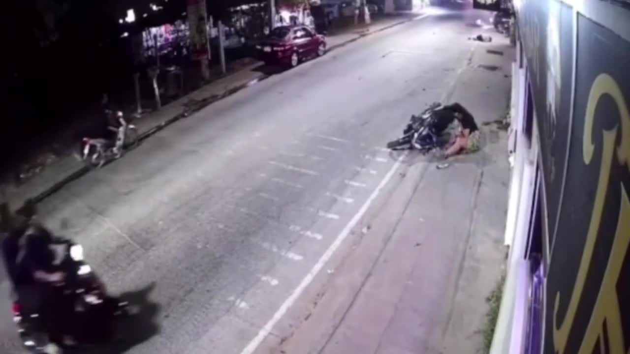 Video - Clip: Xe máy va chạm kinh hoàng, người đàn ông bay xa gần 10m