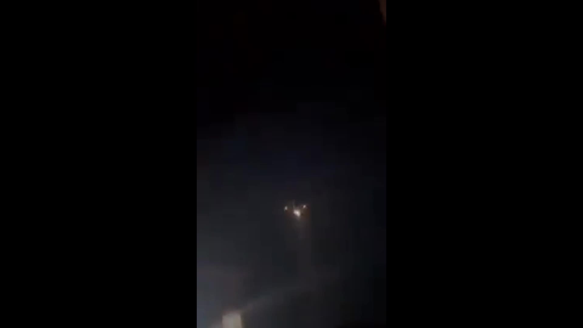 Video - Clip: Kinh hoàng máy bay chở hơn 150 người bốc cháy giữa không trung