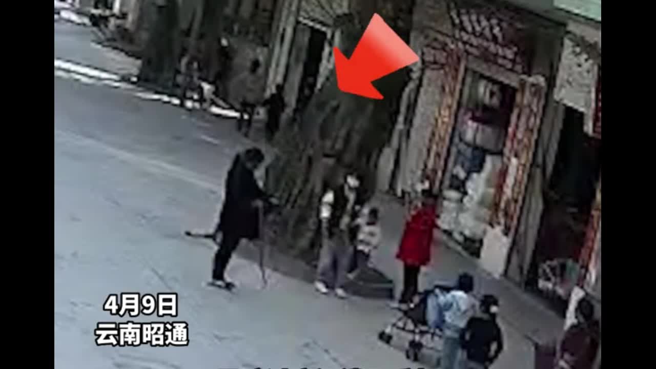 Video - Clip: Con trai mắng chửi, lao vào đấm mẹ giữa phố và lý do gây sốc