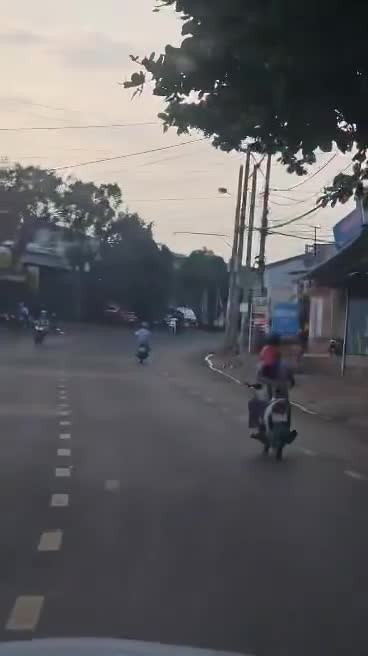 Đời sống - Kinh hãi cảnh bé gái đứng ngả nghiêng trên yên xe máy đang lưu thông