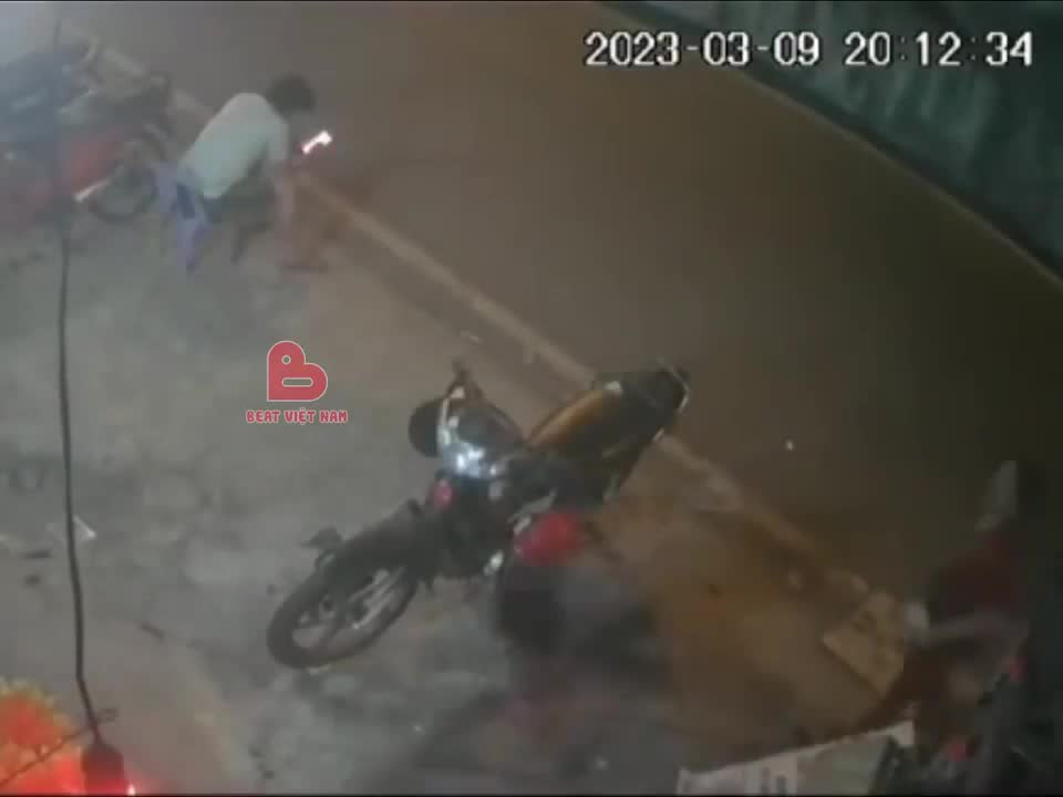 Video - Clip: Nam thanh niên 'đứng hình' khi bị cướp điện thoại nhanh như chớp