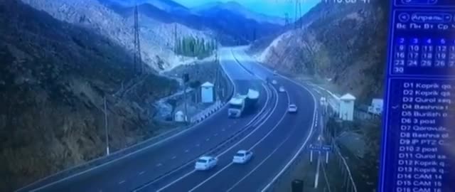 Video - Clip: Xe tải chở sơn lật nghiêng, phát nổ kinh hoàng trên cao tốc