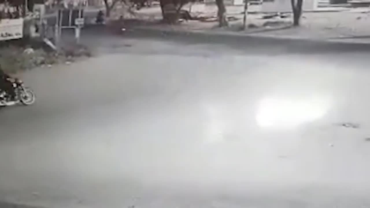 Video - Clip: Bị ô tô tông trúng, người đàn ông lộn nhiều vòng trên không