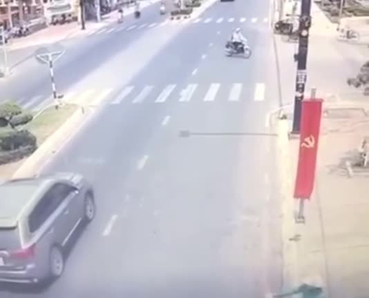 Video - Clip: Kinh hoàng cảnh xe tải tông trúng 7 xe máy đang dừng chờ đèn đỏ
