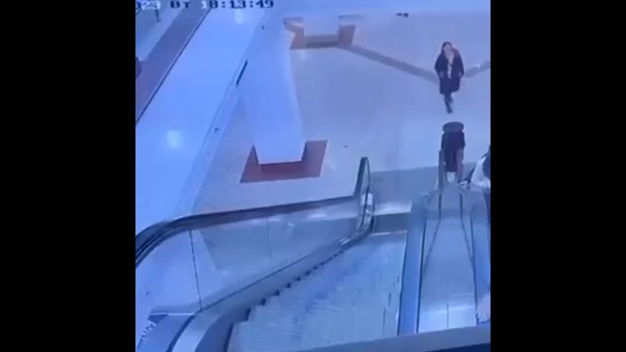 Video - Clip: Gã đàn ông 'tung cước' đá bay nam thanh niên khỏi thang cuốn