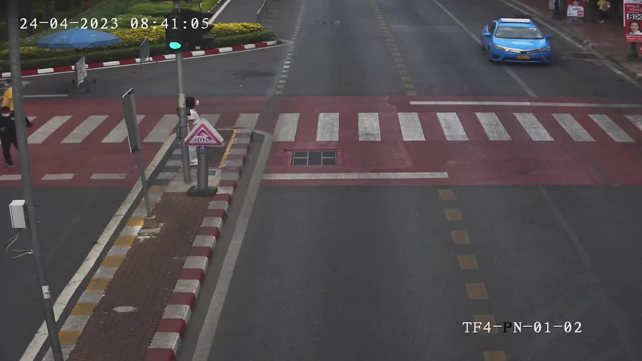 Video - Clip: Xe buýt cố tình vượt đèn đỏ, suýt tông trúng người phụ nữ đi bộ