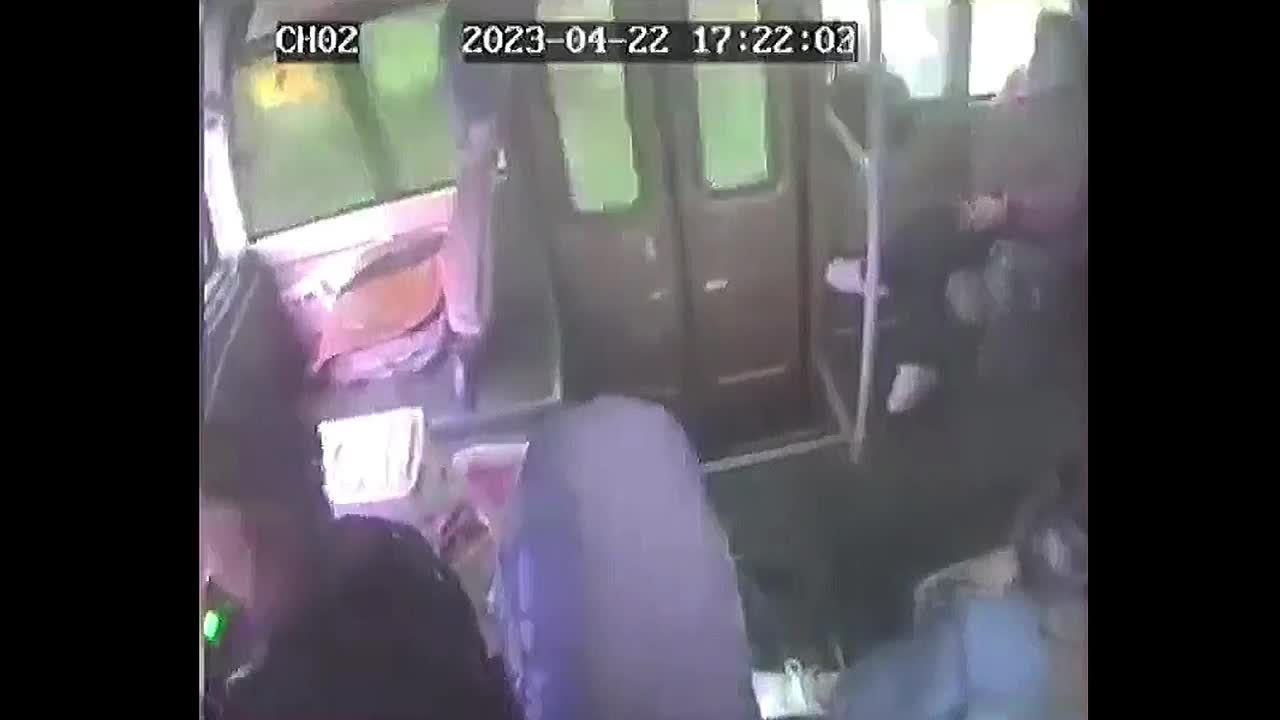 Video - Clip: Lên cơn đau tim, tài xế vẫn cố cứu hành khách trước khi qua đời