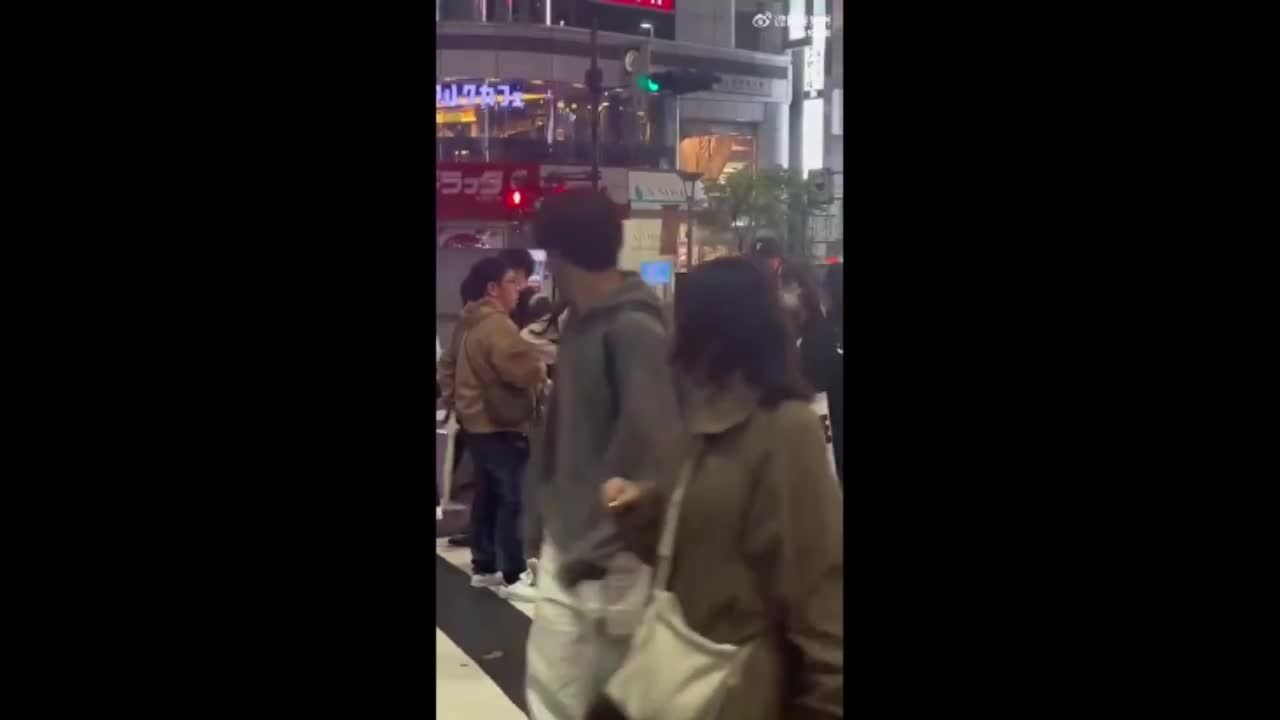 Video - Clip: Người đàn ông bị vợ tát tới tấp trên phố và lý do gây sốc