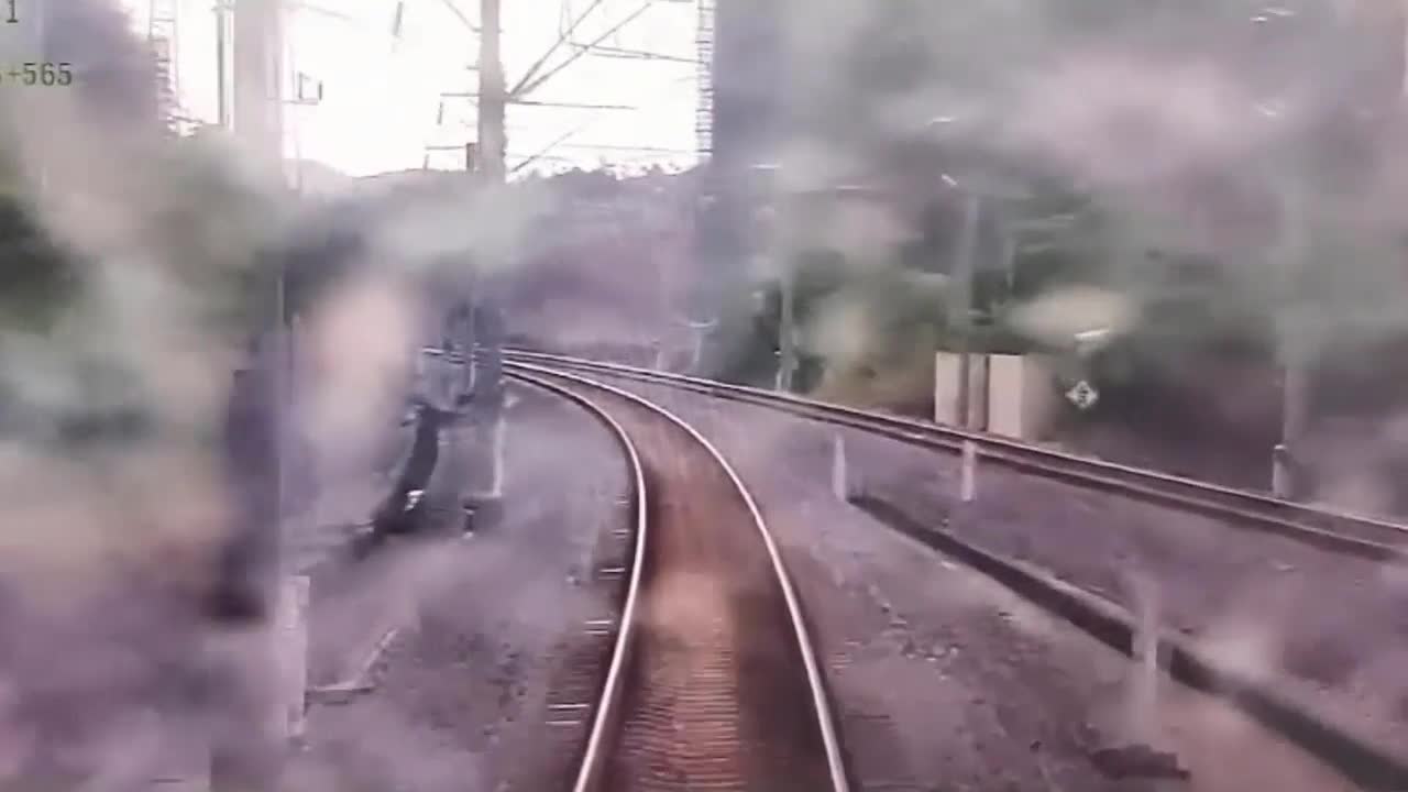 Video - Clip: Đứng giữa đường ray để 'sống ảo', hai thiếu niên nhận kết đắng