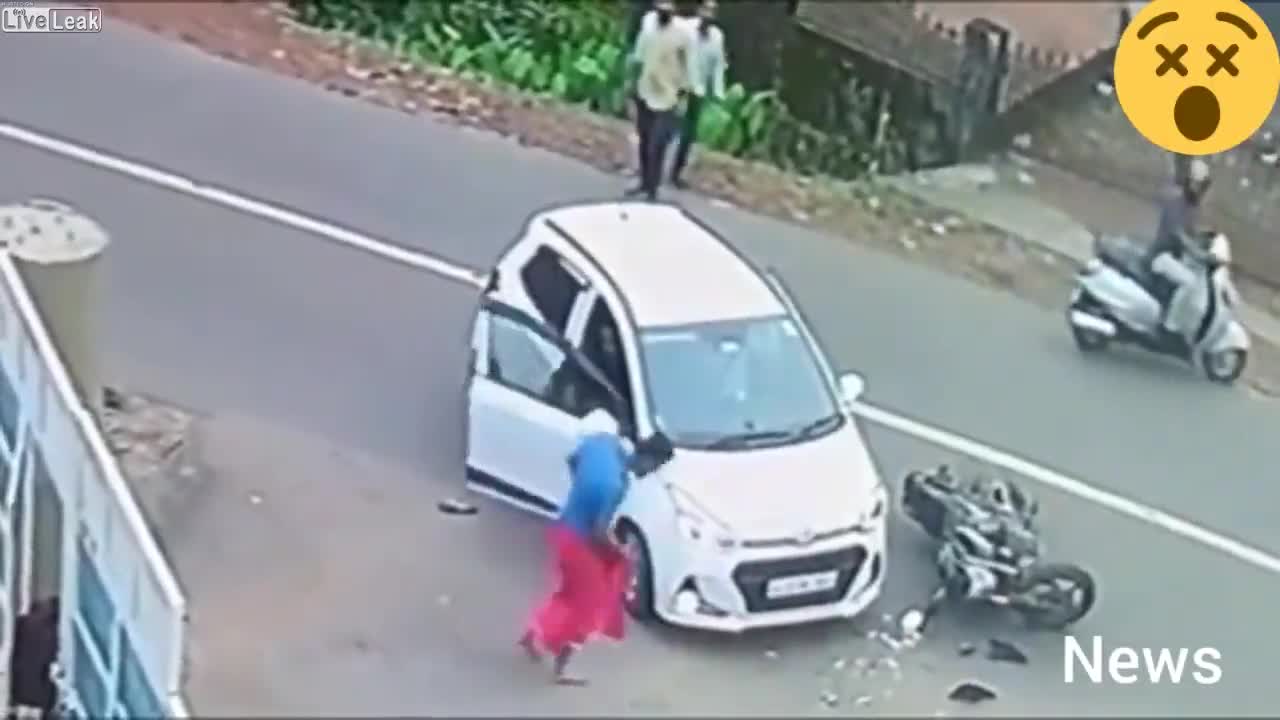 Video - Clip: Tông vào đầu ôtô, người đàn ông mặc váy có màn 'hạ cánh' khó tin