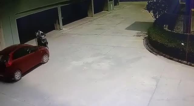 Video - Clip: Va chạm kinh hoàng, người đàn ông bị ô tô tông văng xuống đất
