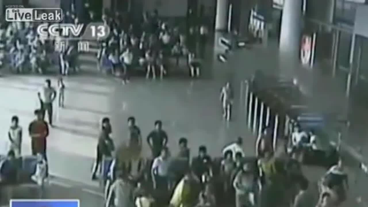 Video - Clip: Cụ bà 'tung chưởng' hạ gục tên cướp đang bỏ chạy thoát thân