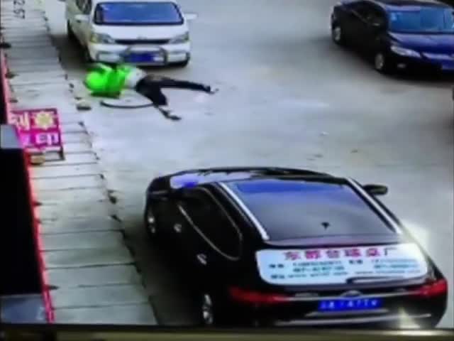 Video - Clip: Cậu bé rơi từ ban công tầng 2 xuống đất và cái kết khó tin