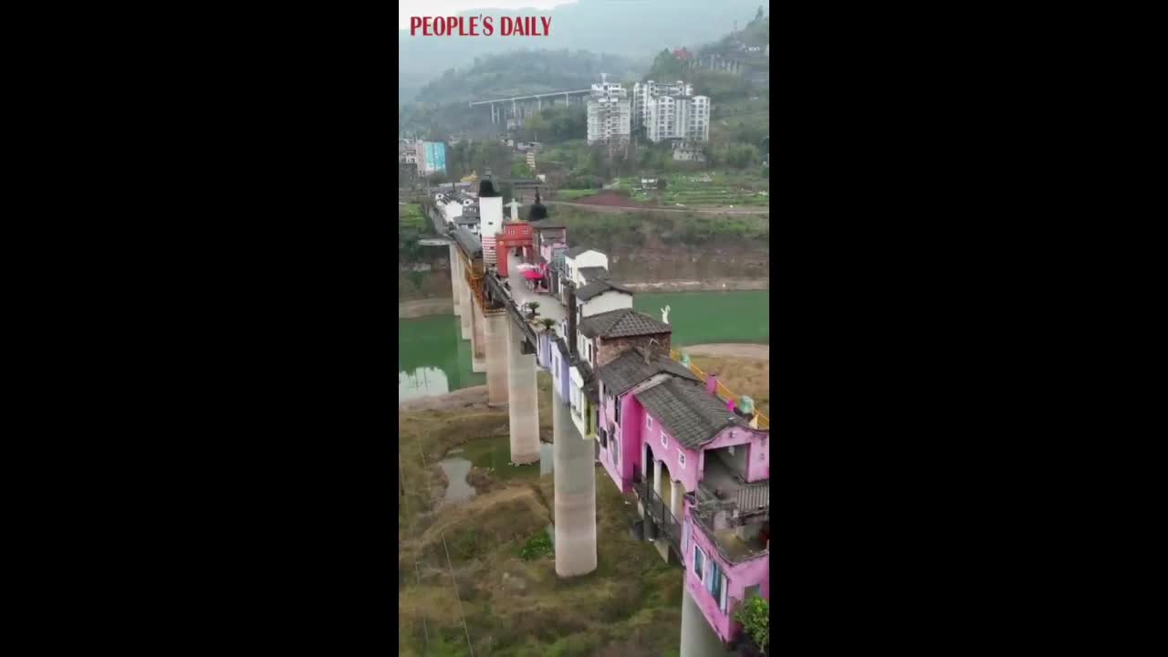 Video - Clip: Lạ kỳ “Ngôi làng” xây dựng trên cầu ở Trung Quốc 