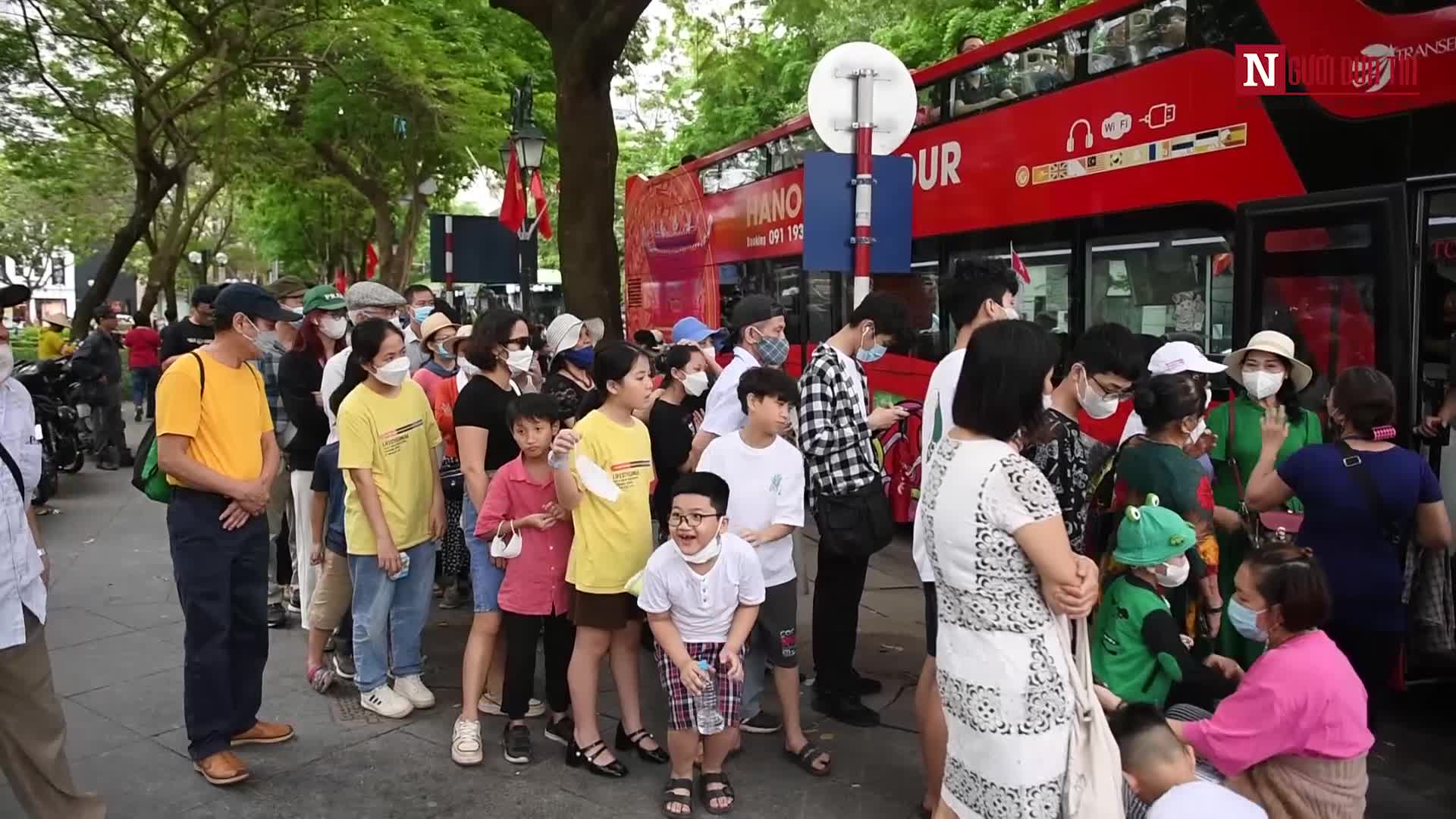 Dân sinh - Hà Nội: Người dân xếp hàng dài đi xe buýt 2 tầng miễn phí (Hình 12).