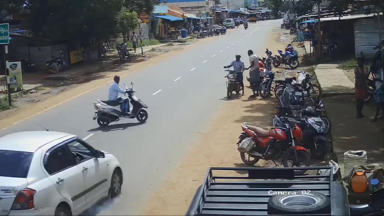Video - Clip: Sang đường không quan sát, người đàn ông bị ô tô tông trúng