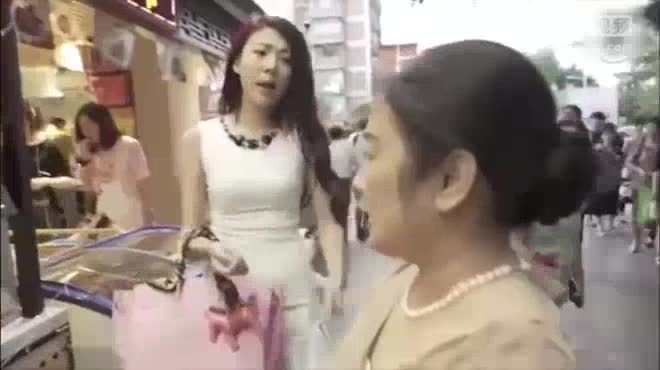 Video - Clip: Cô gái bị người phụ nữ cầm giày đánh tới tấp và lý do bất ngờ