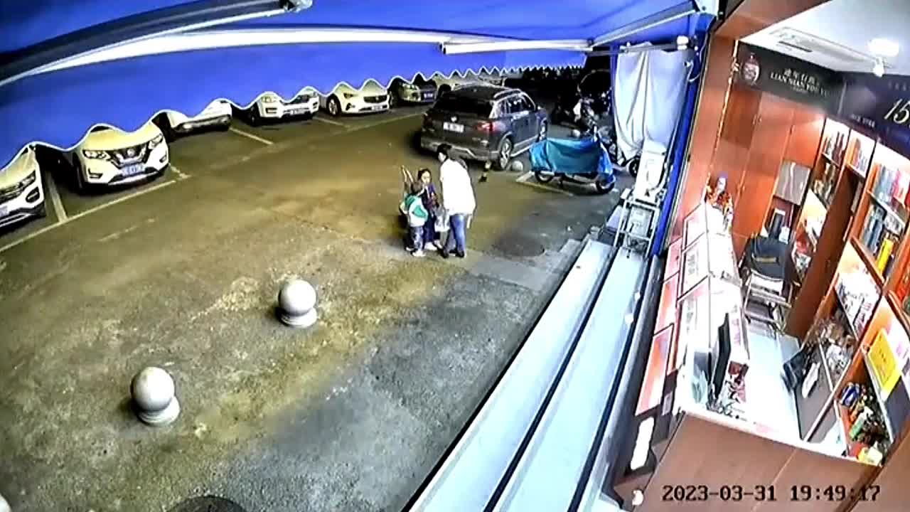 Video - Clip: Kinh hoàng cảnh 3 mẹ con bị cửa sổ kính đập trúng vào đầu