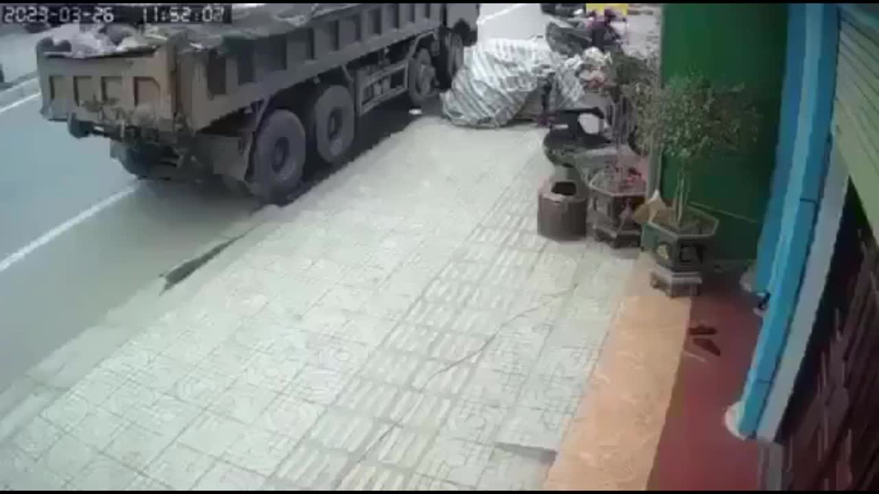 Video - Clip: Kinh hoàng cảnh nam sinh đi xe máy lao thẳng vào đuôi xe tải