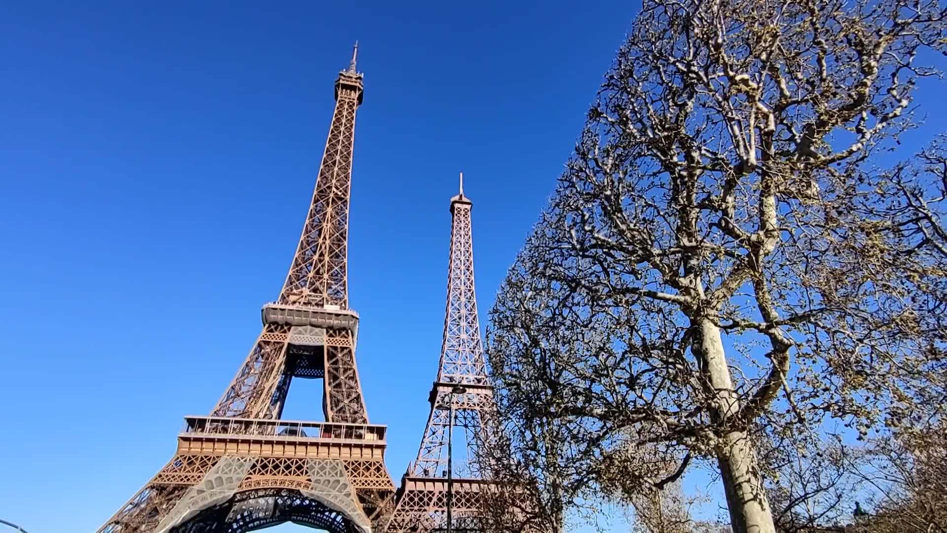 Video - Xôn xao clip có 2 tháp Eiffel ở Paris vào lúc này (Hình 2).