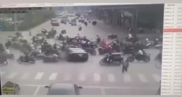 Video - Clip: Kinh hoàng cảnh ô tô tông trúng 17 xe máy trên đường Võ Chí Công